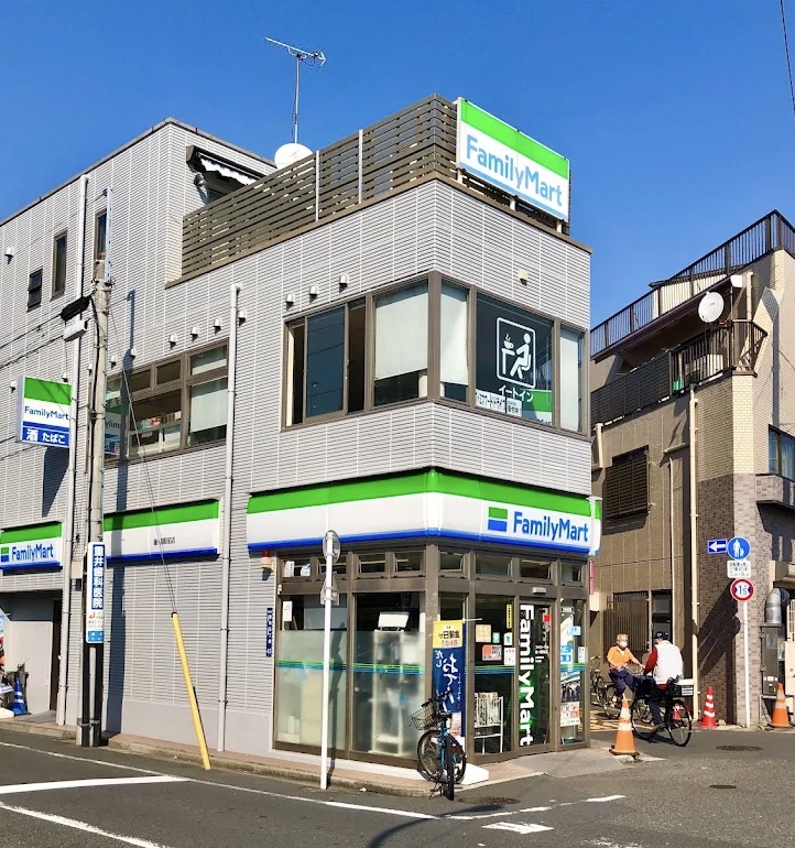 コンビニ　ファミリーマート鐘ヶ淵駅前店（コンビニ）まで236m