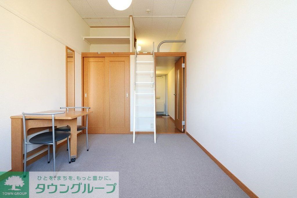レオパレスフォレストの居間写真