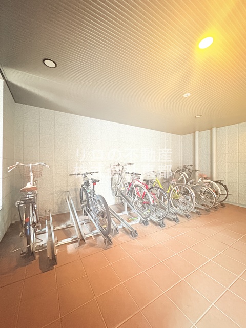 その他共有部分　雨の日でも安心☆屋根付の駐輪場です☆