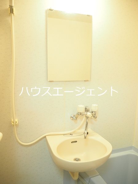洗面設備　浴室には洗面台もございます。※参考画像