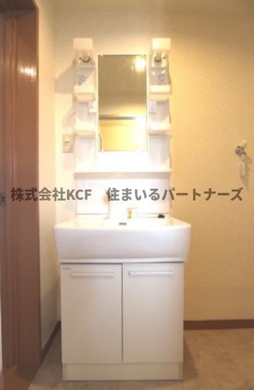 洗面設備　明るい洗面所です