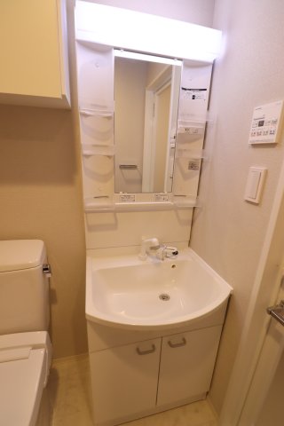洗面設備　明るい洗面所です