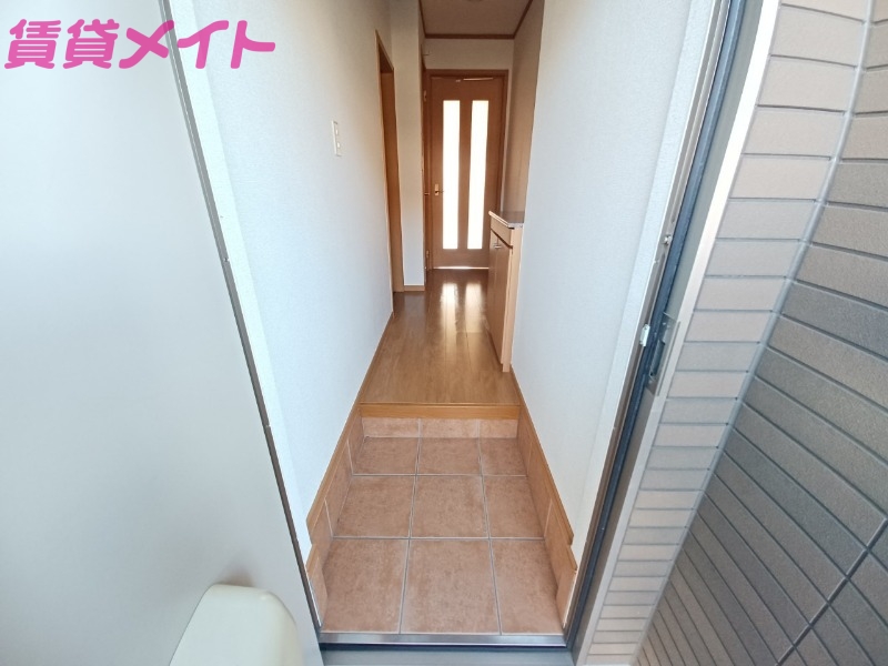 玄関　別部屋反転参考写真です