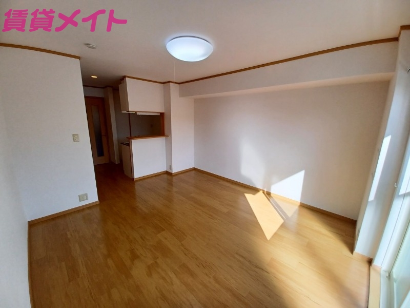 居室・リビング　別部屋反転参考写真です