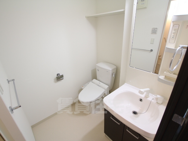 地下鉄御堂筋線 西中島南方駅 徒歩9分 10階建 築13年のトイレ写真