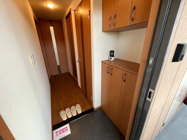 ＪＲ関西本線 王寺駅 バス乗車時間：18分 最寄りバス停で下車 徒歩3分 3階建 築20年の玄関写真