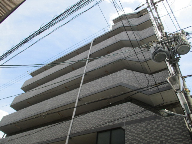 建物外観　タイル貼りのきれいな外観です