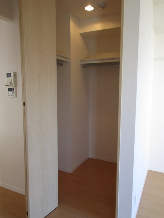 収納　洋室14.2帖のお部屋にあるウォークインクローゼットです♪お