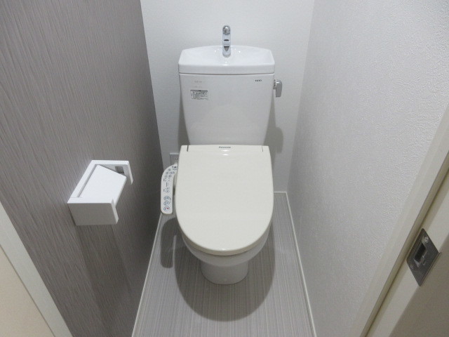 トイレ　トイレは温水洗浄便座付きで快適ですよ。