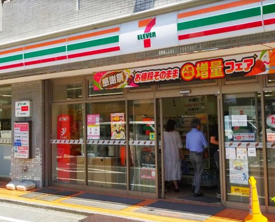 コンビニ　セブンイレブン 新宿東五軒町店（コンビニ）まで79m