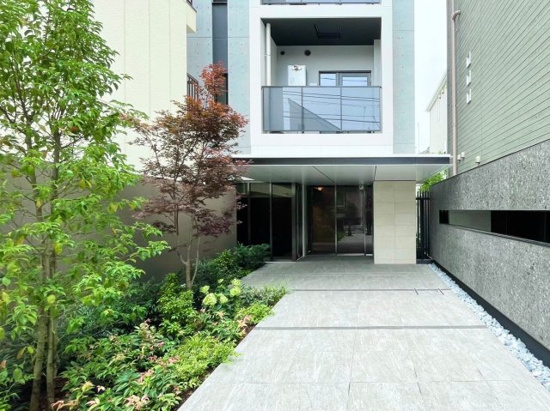 エントランス　重厚感のある建物デザイン♪