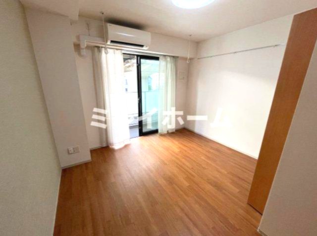 居室・リビング　同建物内別のお部屋の参考写真になります。