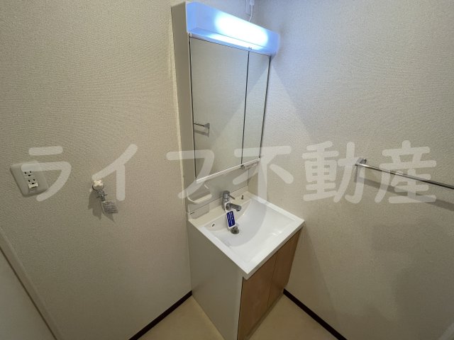 洗面設備　独立洗面台、小物を置くことができて便利です