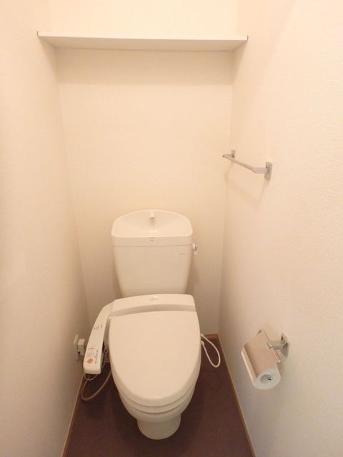トイレ　洗浄機能付便座のトイレは上部に棚付