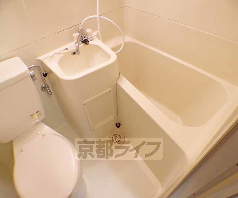 地下鉄烏丸線 北大路駅 徒歩15分 3階建 築42年の風呂写真