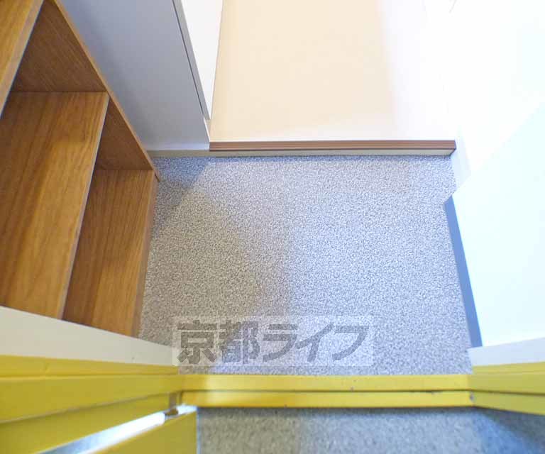 地下鉄烏丸線 北大路駅 徒歩15分 3階建 築42年の玄関写真