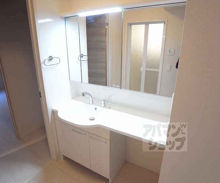 洗面設備　ホテルのような広々洗面台。