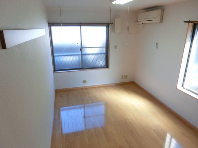 居室・リビング　角部屋のみ２面採光。フローリングのお部屋です。