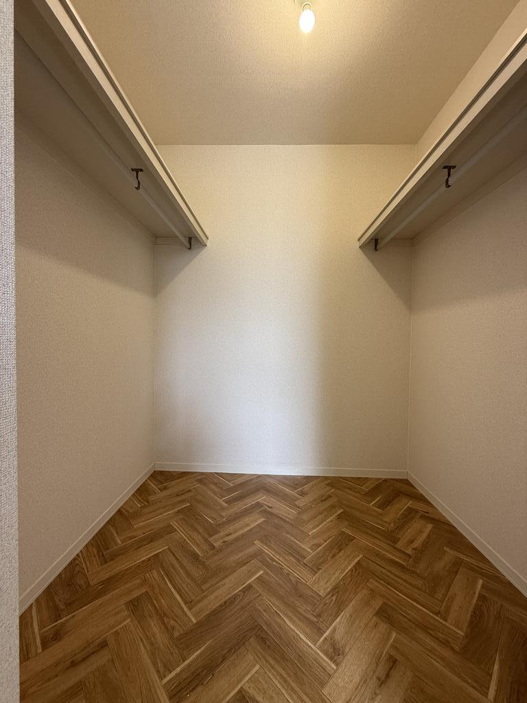 収納　寝室のウォークインクローゼットは小部屋としても利用可能！！
