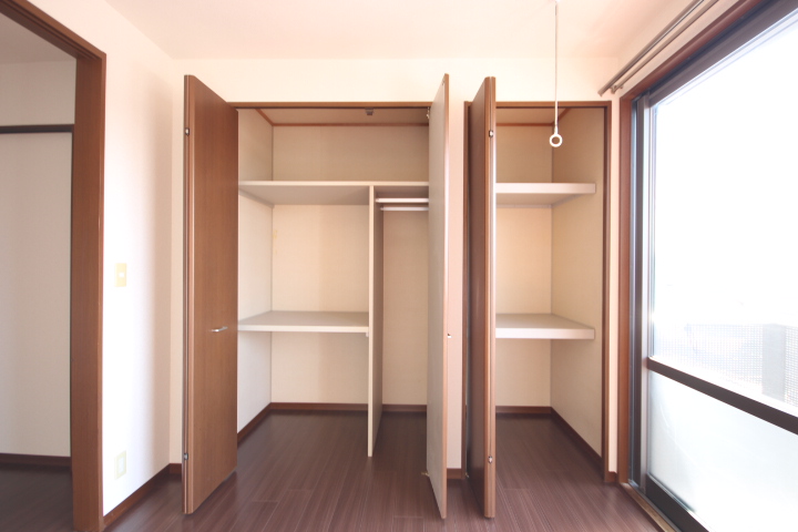 収納　南向き洋室、クローゼットです！　たっぷり収納できます。