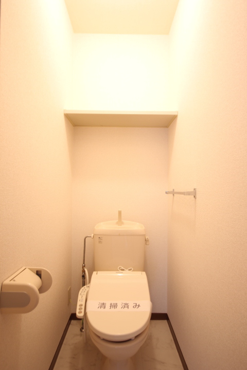 トイレ　温水洗浄便座付きです！　上部の棚が収納に便利です。