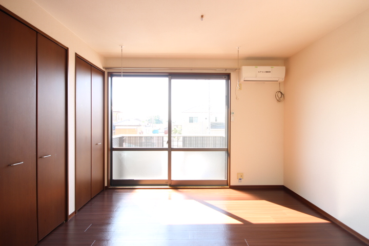 居室・リビング　南向き洋室６帖です！　エアコン完備、日当たり良好です。