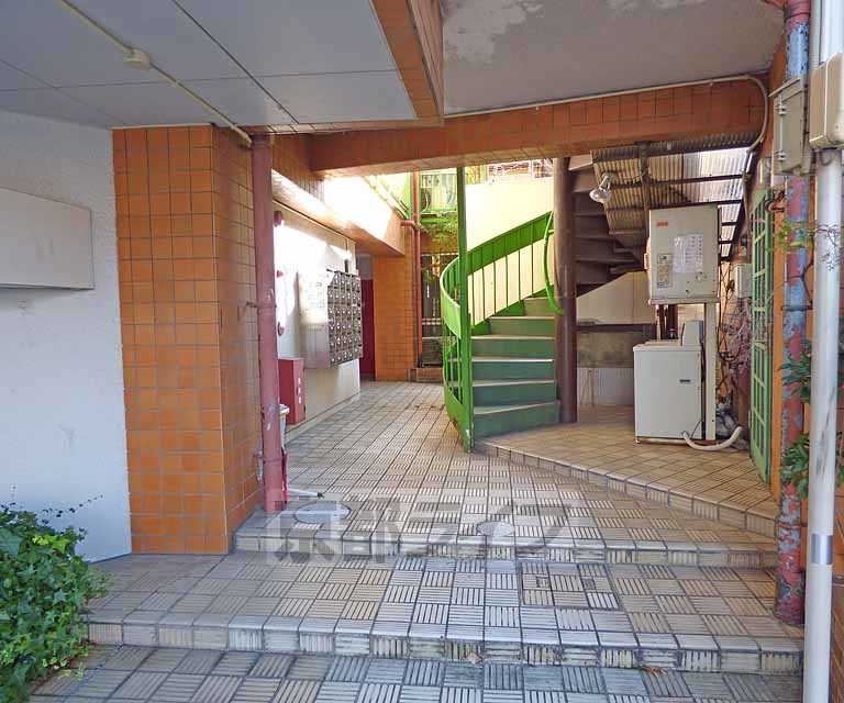 【京都市北区衣笠東御所ノ内町のマンションのロビー】