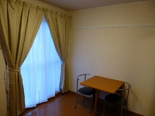 居室・リビング　テーブルは折りたたむこともできます♪