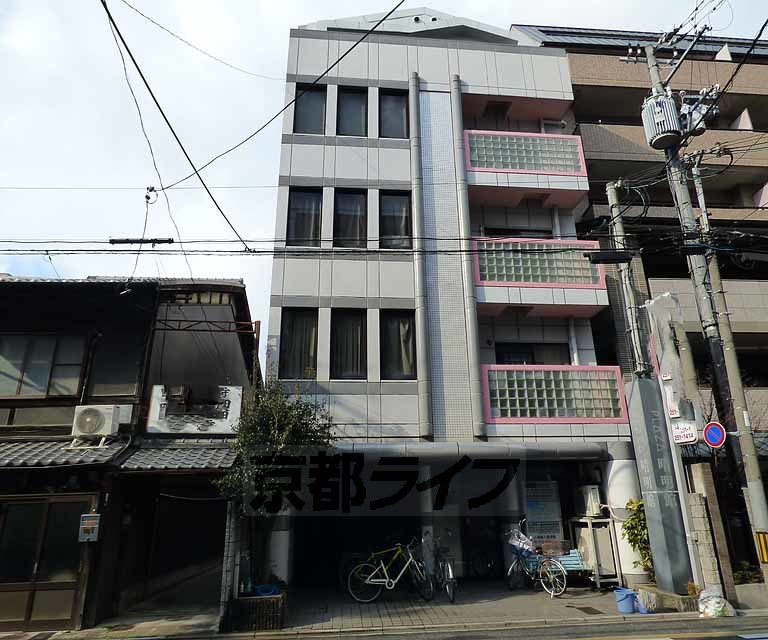 京都市中京区晴明町のマンションの建物外観