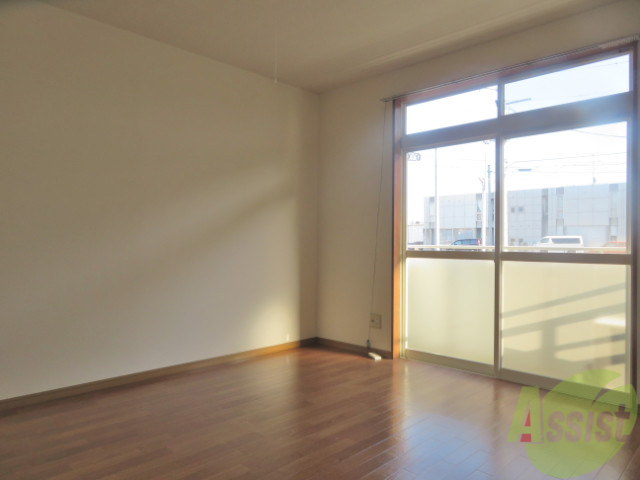 その他部屋・スペース　お部屋の窓は大きなものがあり、陽当りも良好です。