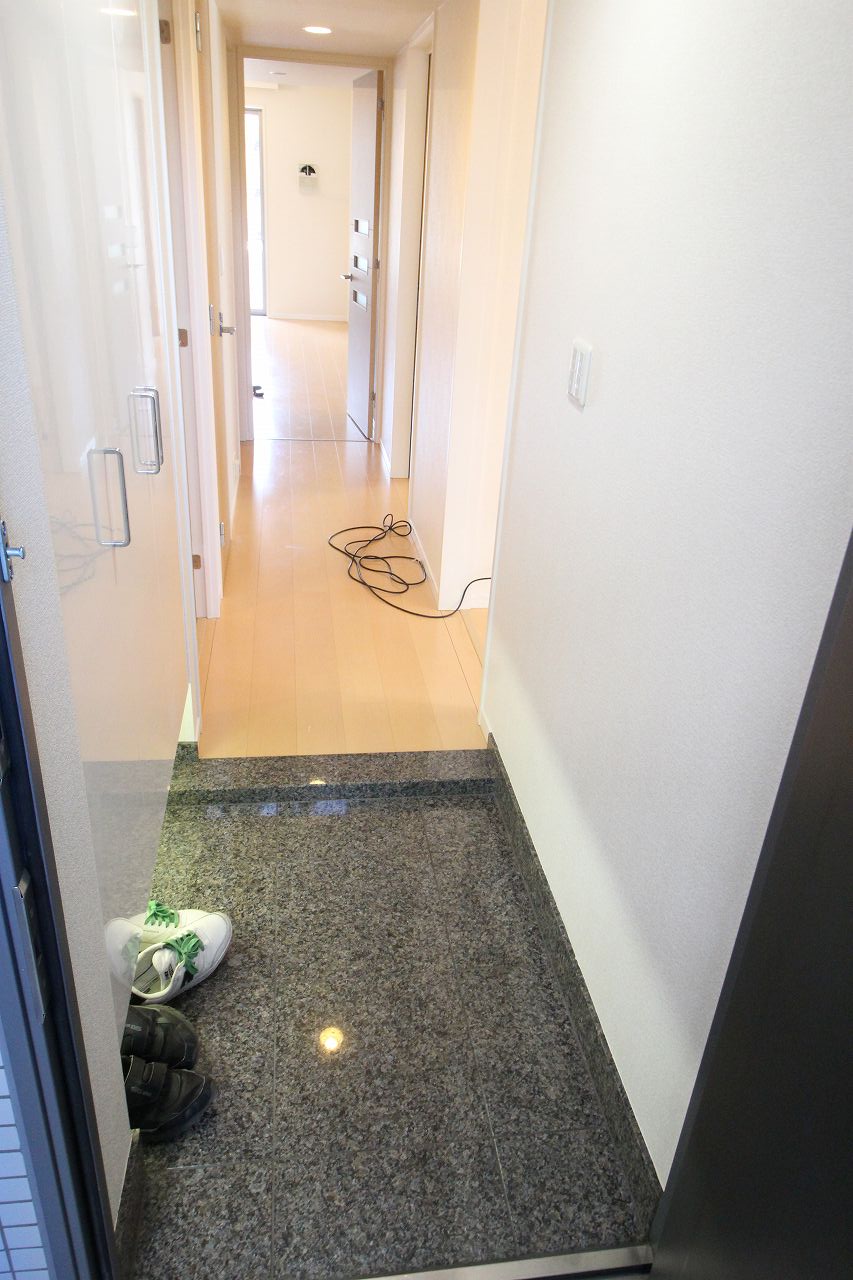 玄関　リフォーム中の時の写真です