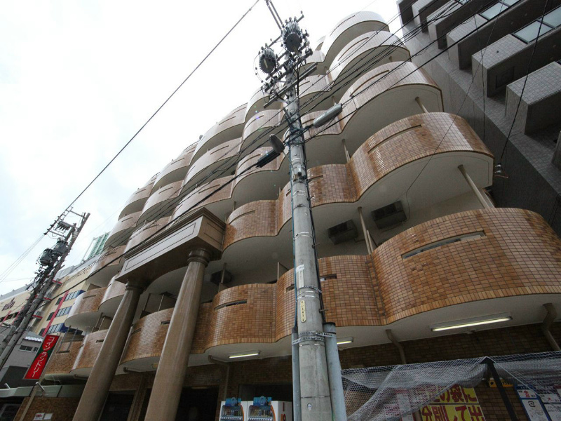 名古屋市中川区松重町のマンションの建物外観