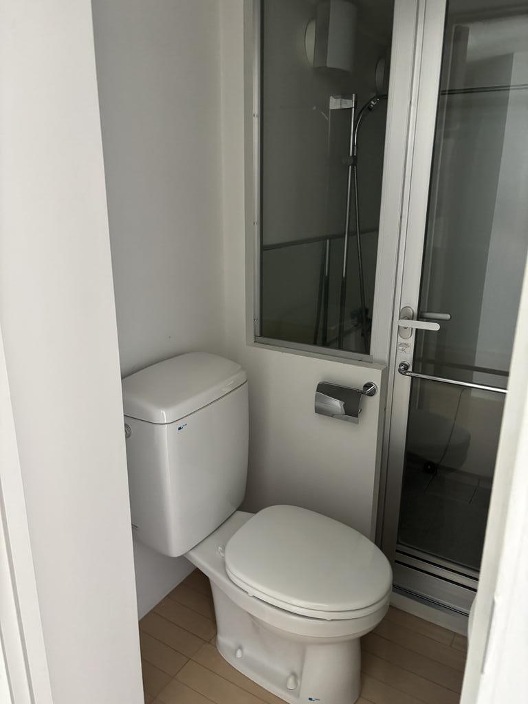 トイレ　トイレと洗面台があります。