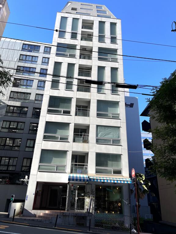 建物外観　１階にレストランがあります。