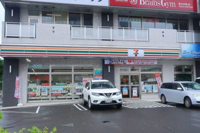 コンビニ　セブンイレブン札幌宮の沢駅前店（コンビニ）まで526m