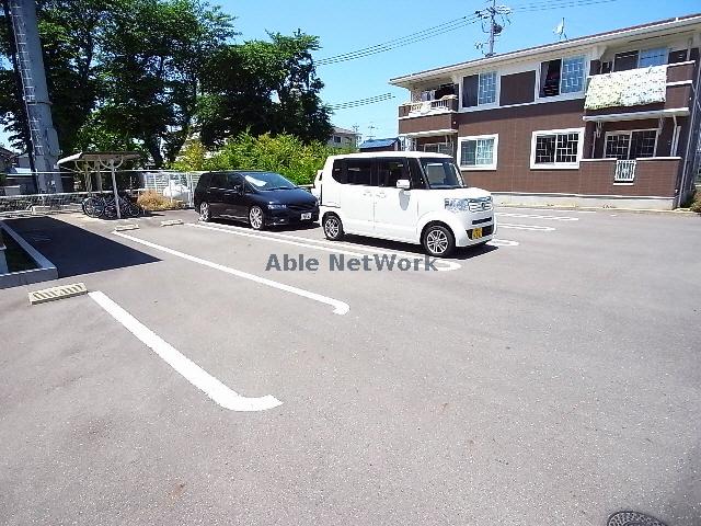 【各務原市那加東新町のアパートの駐車場】