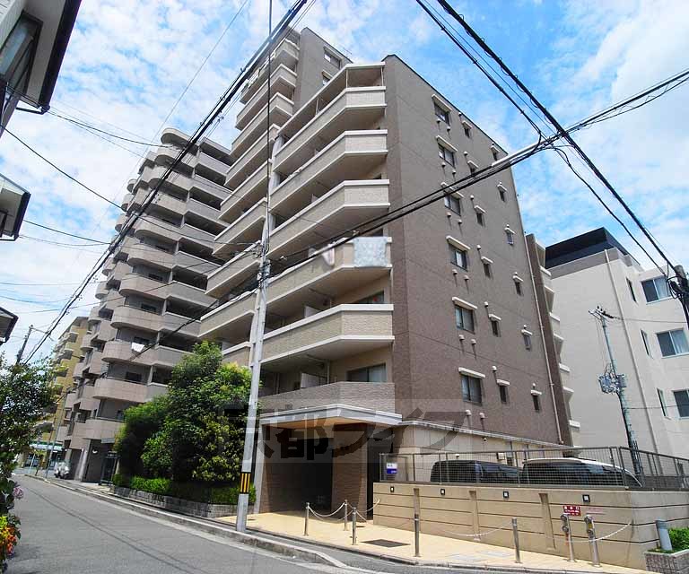 【京都市下京区七条御所ノ内北町のマンションの建物外観】