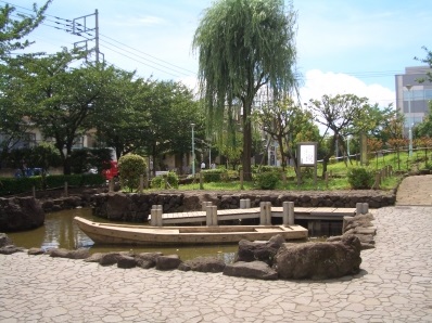 【大田区下丸子のアパートの公園】