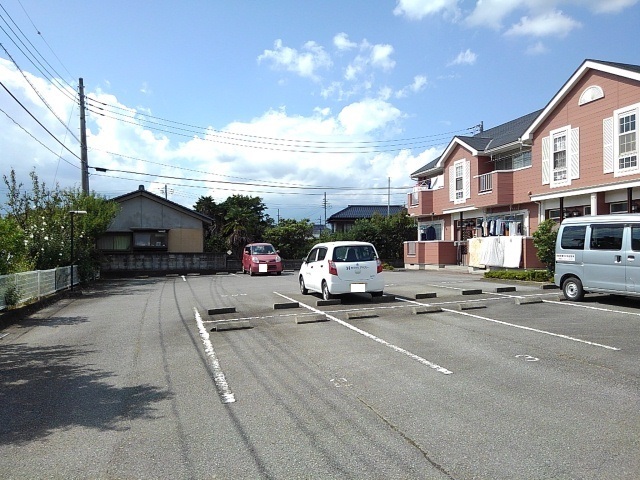 【ビレッジ藤巻の駐車場】