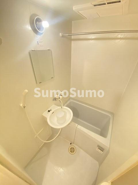 バス・シャワールーム　コンパクトで使いやすいお風呂です