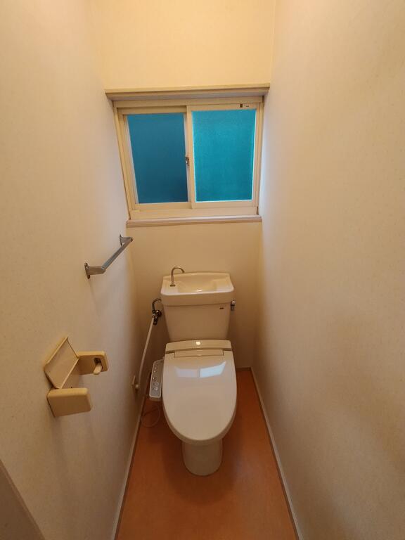 トイレ　温水洗浄便座になります