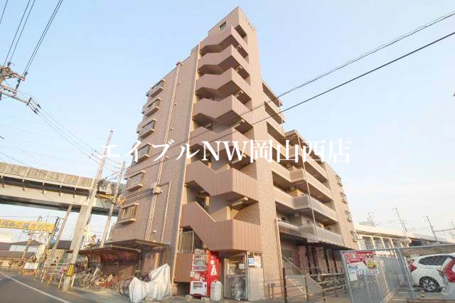 岡山市北区国体町のマンションの建物外観