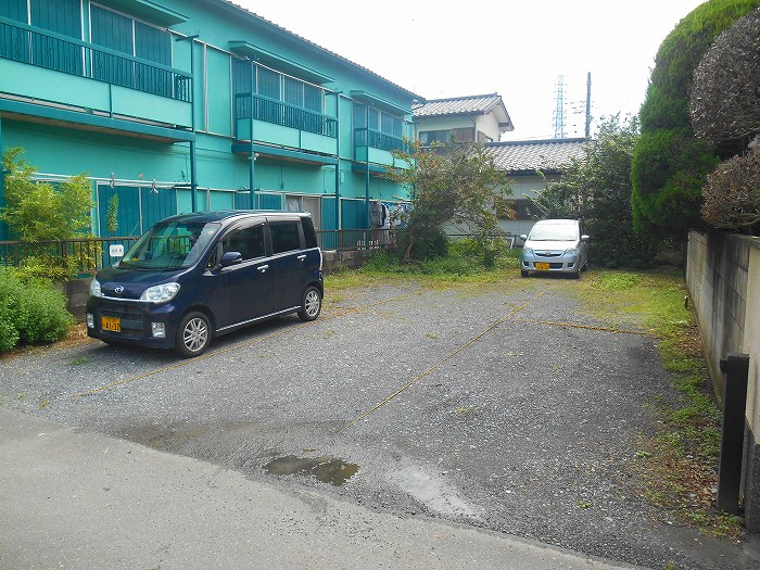 【国分寺市光町のアパートの駐車場】