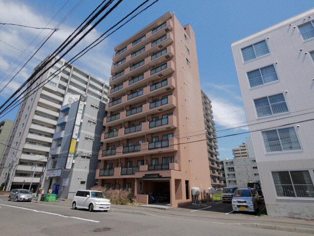 【札幌市北区北二十三条西のマンションの建物外観】