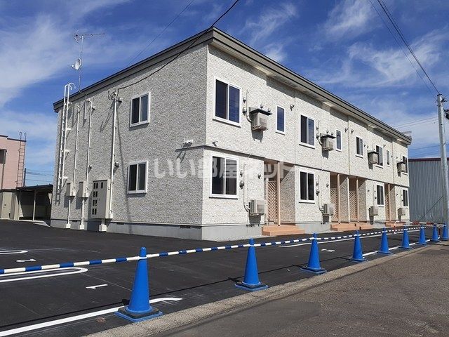 旭川市旭町一条のアパートの建物外観