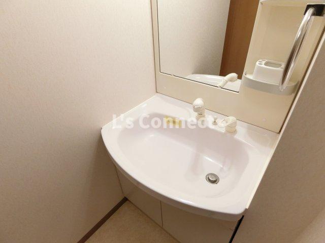 洗面設備　朝の支度もスムーズな独立洗面台。