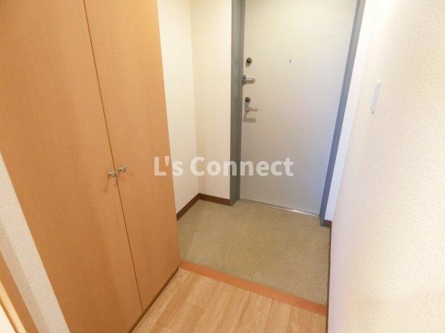 玄関　背の高い下駄箱で靴もすっきり収納できます。