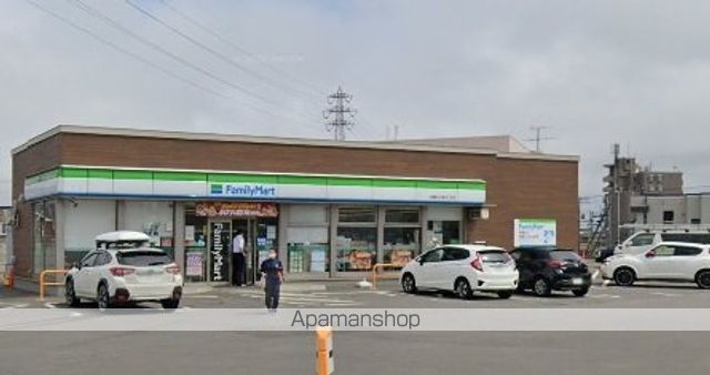 コンビニ　ファミリーマート（コンビニ）まで611m