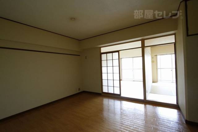 イトーピア新栄マンションの居間写真