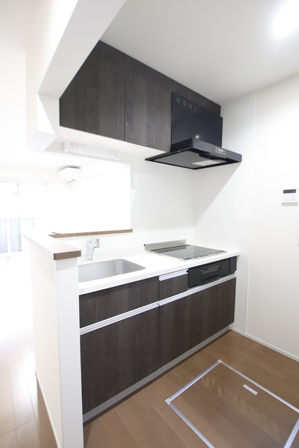 キッチン　★コンロ：２口ＩＨ・１口ラジエントヒーター